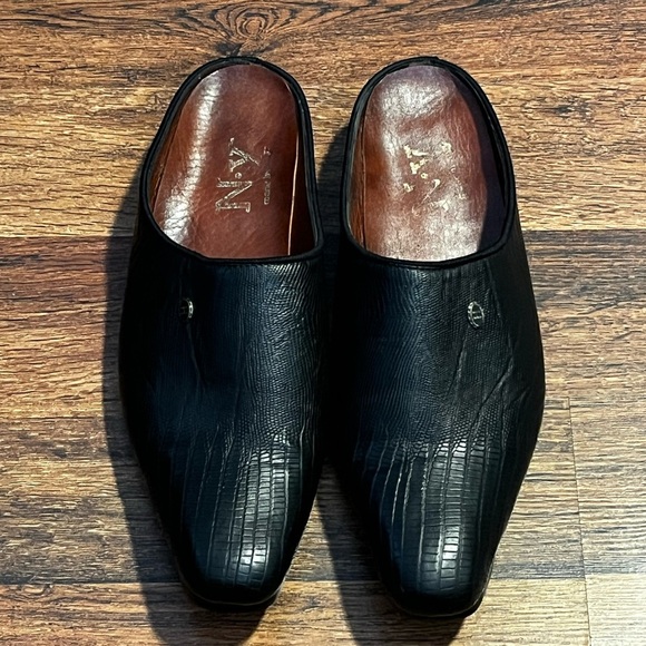 Vero Cuoio Black Loafers Slip-Ons with Italian Leather Exterior and Pointed Toe - Picture 1 of 6